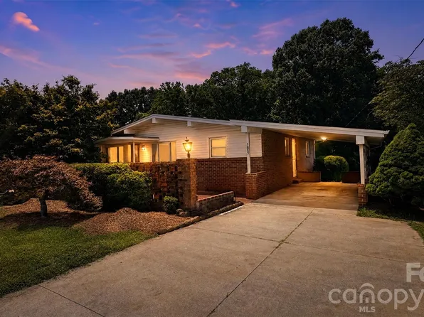 1857 8th Street Dr NE, Hickory, NC 28601