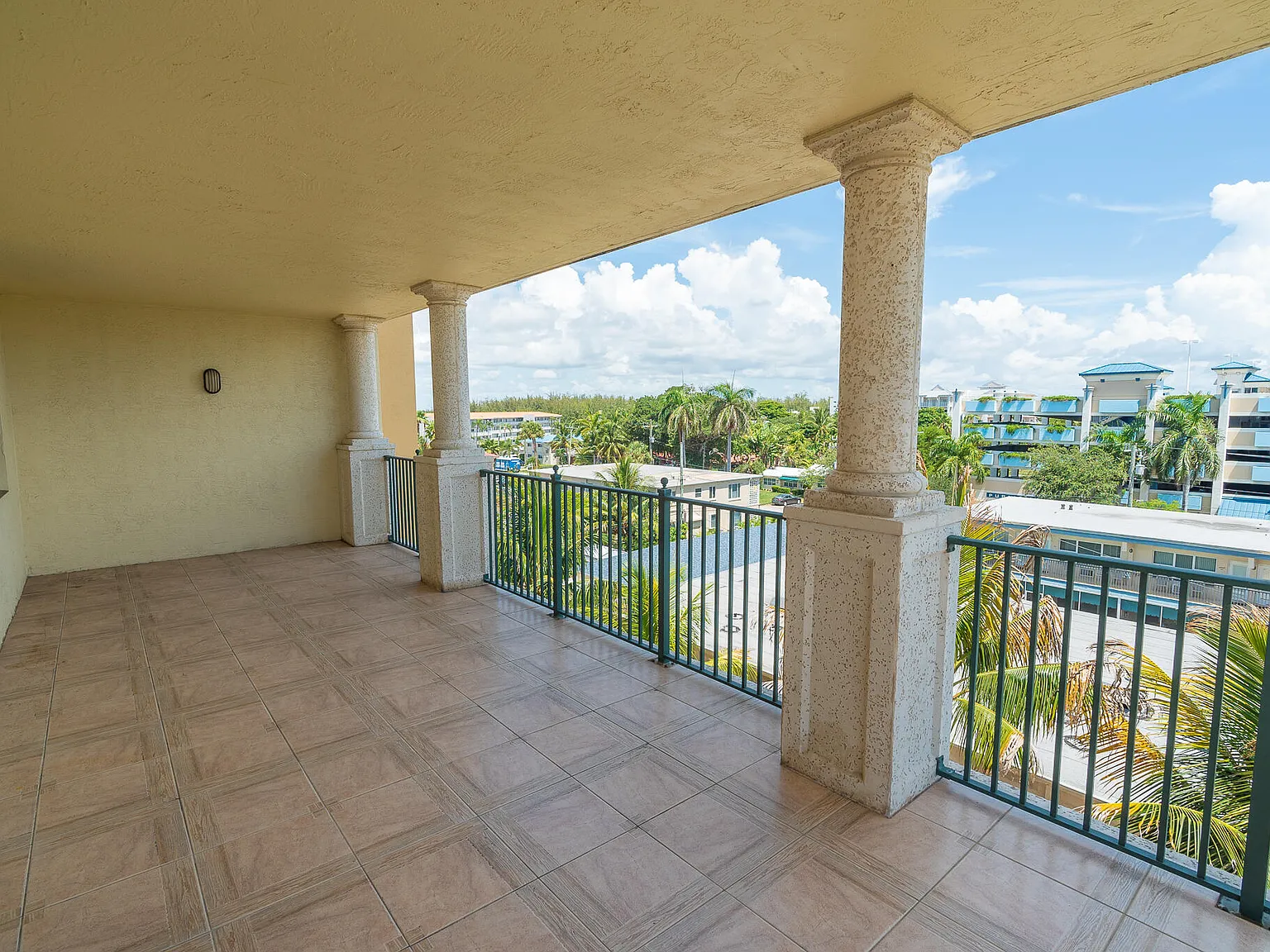 3 bed, 2.0 bath, 2021 sqft, $5,000 — Photo 2