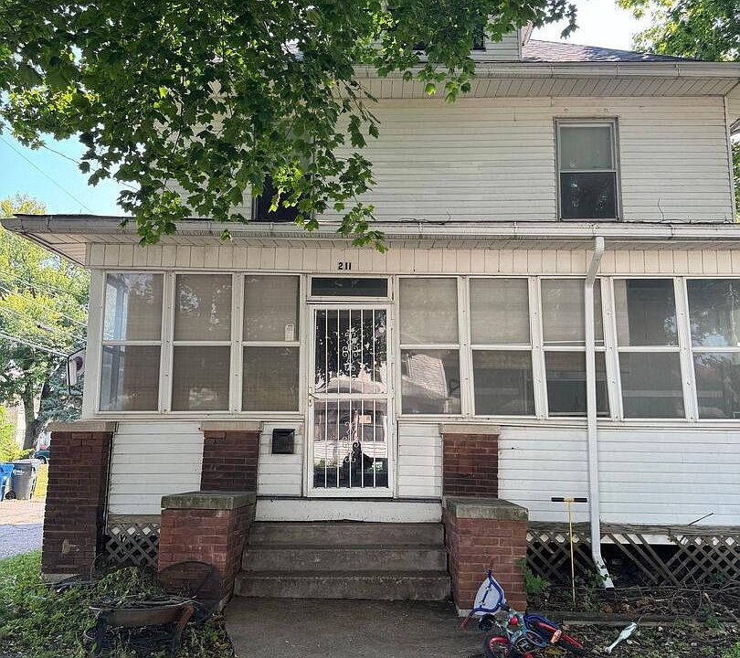1st image of 211 Cedar St