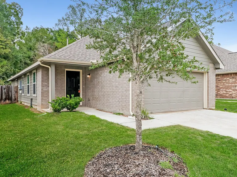 2752 Madison Ct — Photo 3