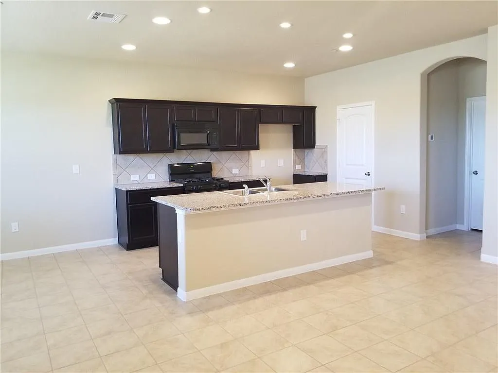 3 bed, 2.5 bath, 1825 sqft, $1,895 — Photo 4
