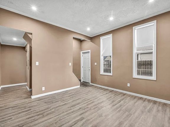 4th image of 927 W Adams St