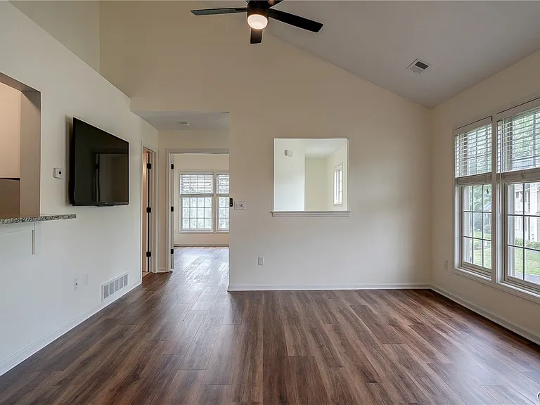 2404 Pipers Ct — Photo 8