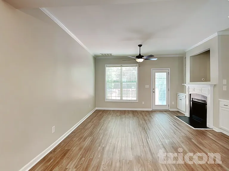 557 McCarthy Dr — Photo 3