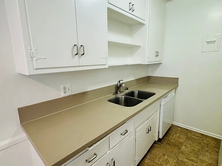 817 N Las Palmas Ave — Photo 4
