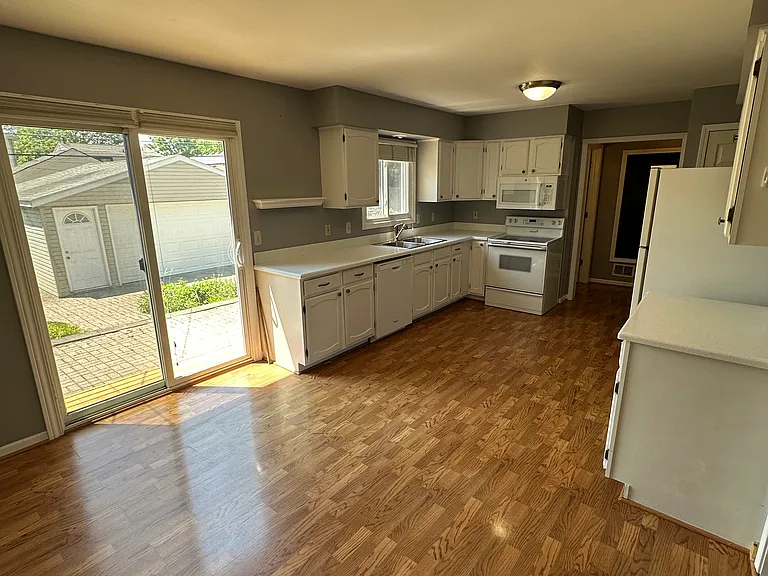 1336 E Lincoln St — Photo 4