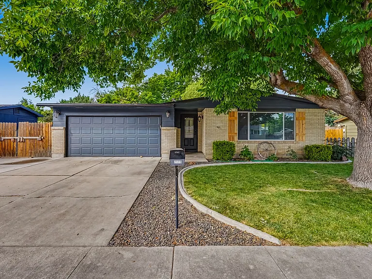 2115 N Courtney Dr — Photo 1