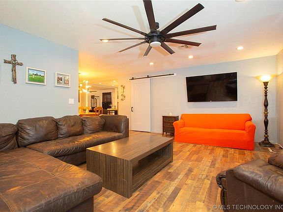 2nd image of 404 W Durant Ave