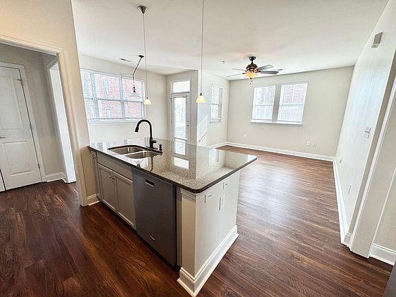 4th image of 546 Oakland Ave