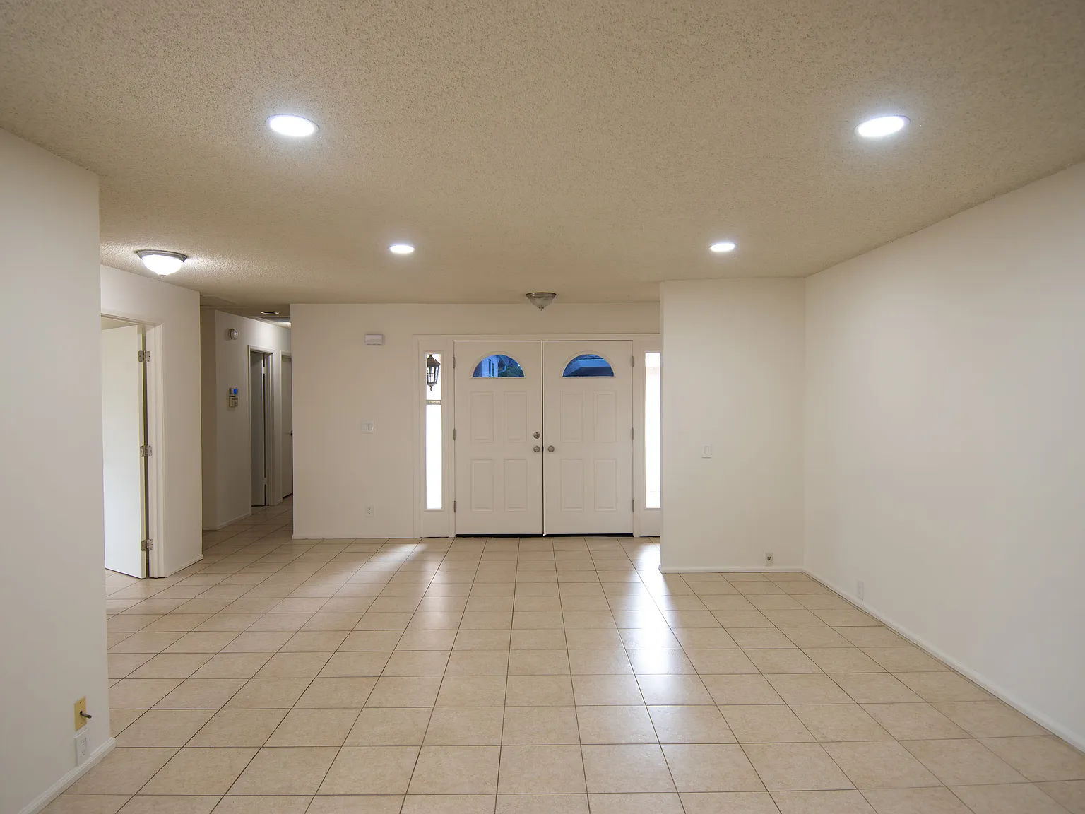 3 bed, 1300 sqft, $4,200 — Photo 2