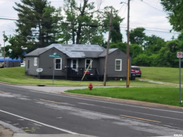 1902 Old West Main St, Carbondale, IL 62901