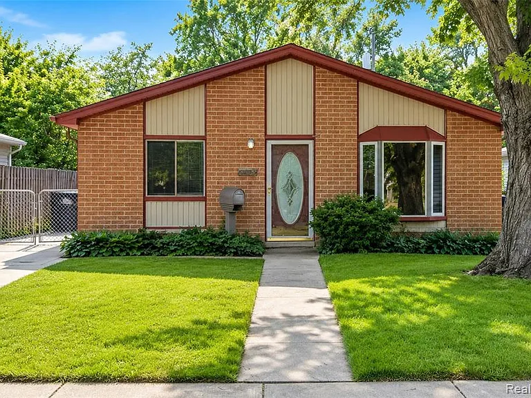 8095 Syracuse St — Photo 3