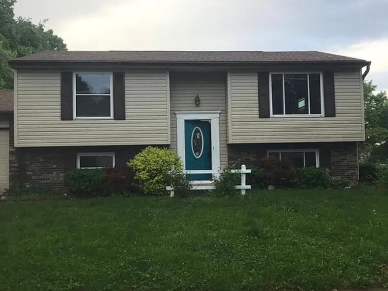 8734 Crestpointe Dr — Photo 1
