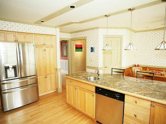 3rd image of 3881 Windhurst Dr