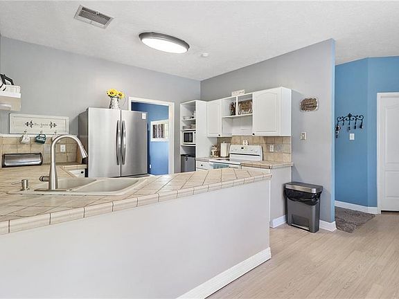 4th image of 701 Larkspur Dr