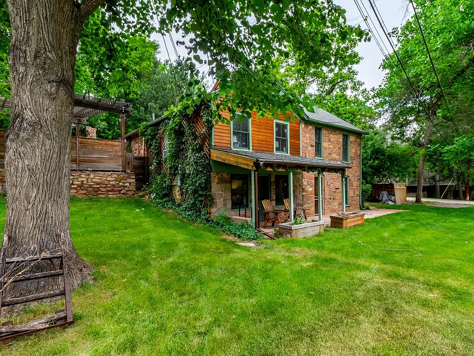 207 Pearl St