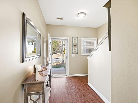 3rd image of 536 Oakside Pl