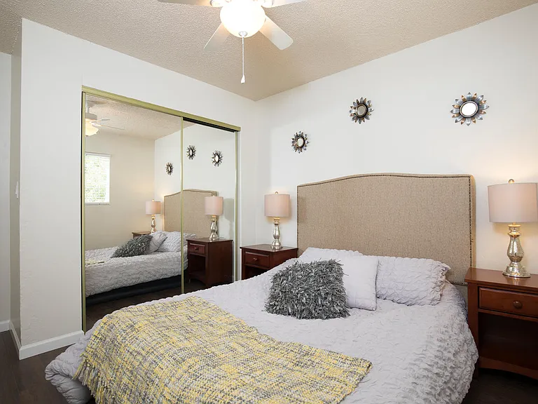 906 Dainty Avenue — Photo 5