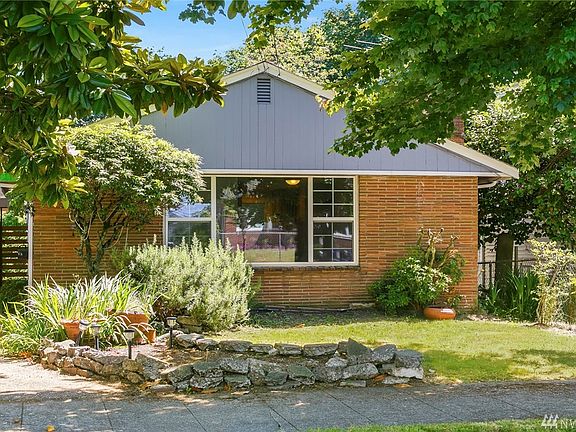 Beacon Hill Home with cute Art Studio/Shop or Office and loft in back yard. Close to Light Rail Station and Benefit Playground.