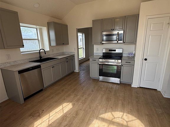 3rd image of 2209 Waterfall Dr