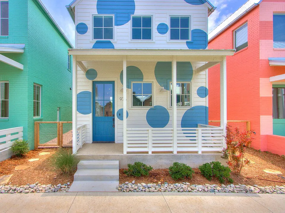 976 Hangar Dr
