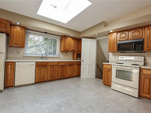 4th image of 3080 Clover St