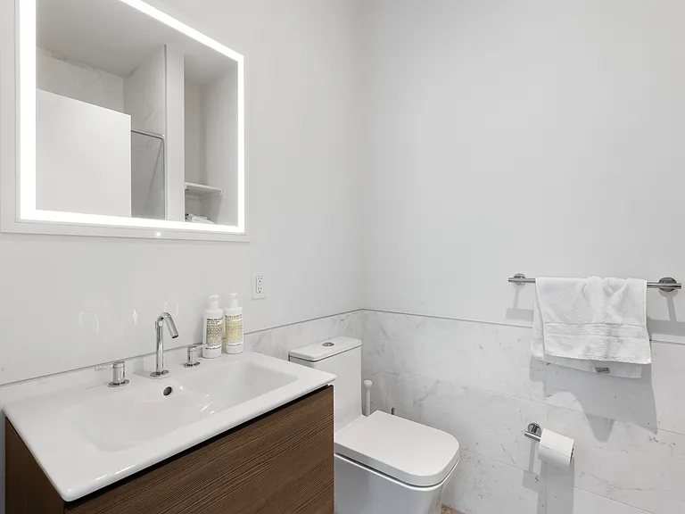 236 E 15th St #3 — Photo 23