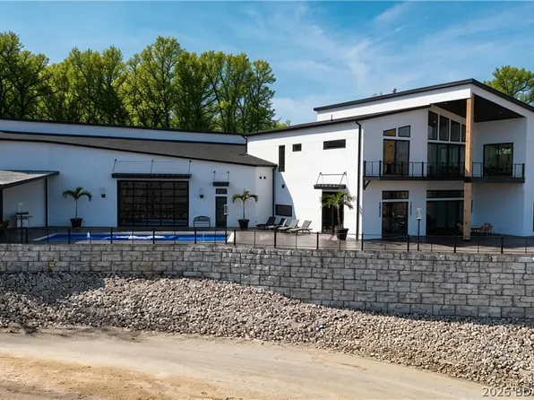 300 Beachnut Dr, Sunrise Beach, MO 65079