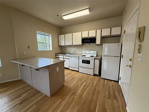 Everett Street Apartments Photo 1