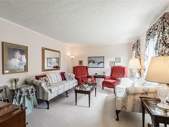 5th image of 31 Winchester Dr