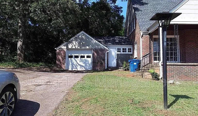 229 Pinewood Ave — Photo 2