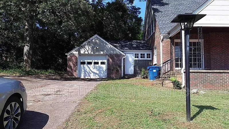 Building Photo - 229 Pinewood Ave