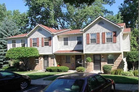 1st image of 471 W Foxtrail Cres