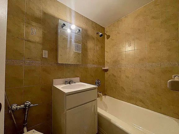 3rd image of 637 Washington Ave APT 3