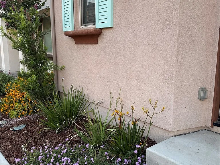 1446 E Laurelwood Dr — Photo 2