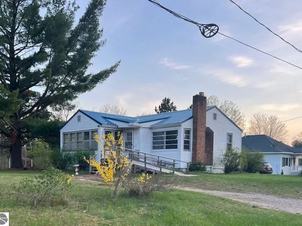 142 Windover Dr, Lake, MI 48632