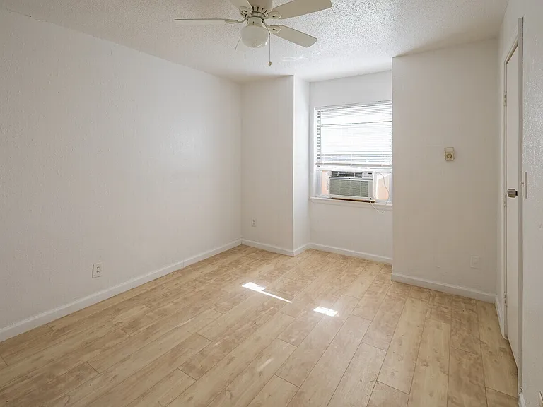 404 SW 26th St — Photo 9