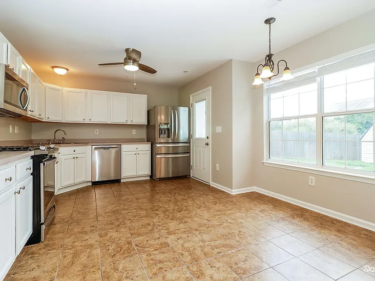 448 Cabrill Dr — Photo 2