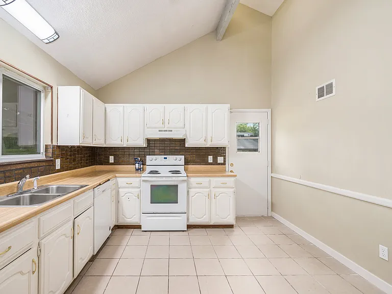 8207 Webster Ave #7 — Photo 15