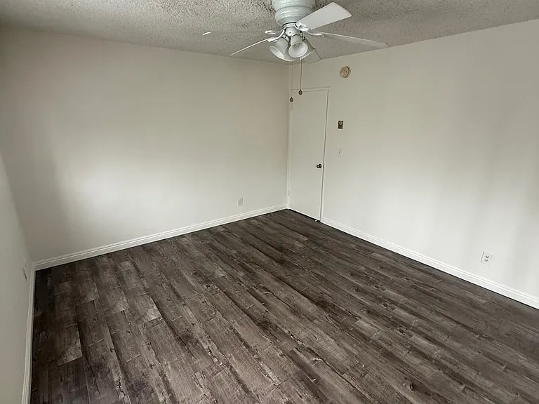 Royal Wyandotte Apartments — Photo 14