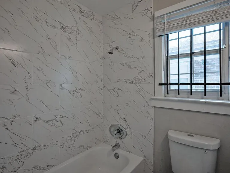2036 W 11th St — Photo 15