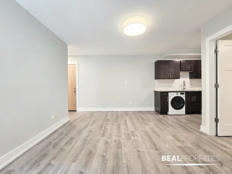 445 W Barry — Photo 87