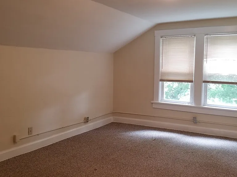 418 E 8th St — Photo 11