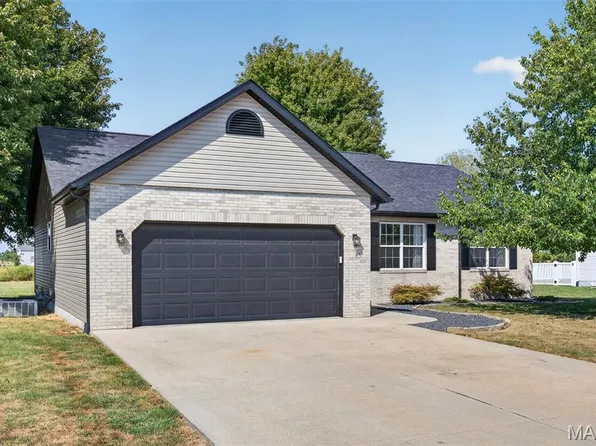 85 Whistling Straits Dr, Highland, IL 62249