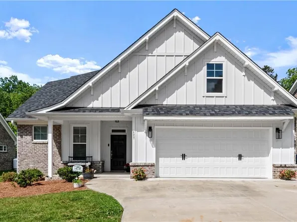 427 Fernwood Dr, Yadkinville, NC 27055