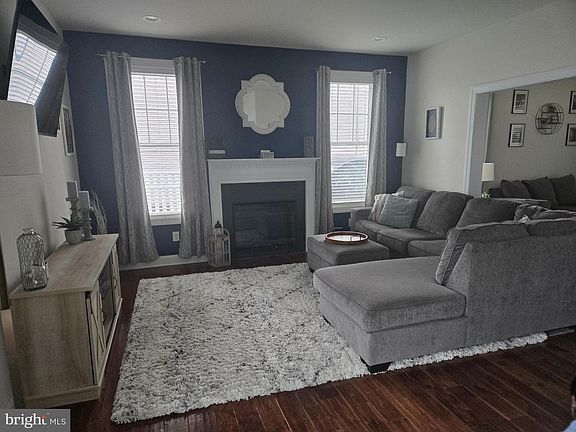 4th image of 515 Rhoades St