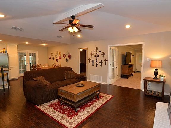 4th image of 115 W Oaks Cir