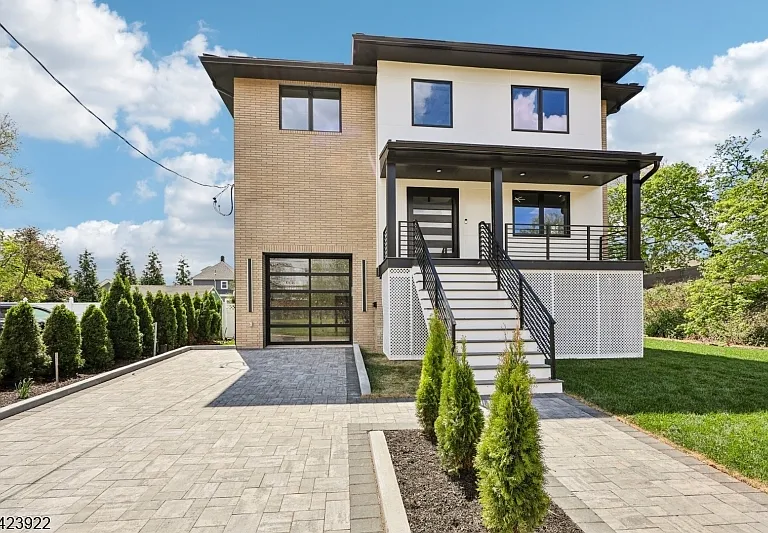 51 Albany Ave — Photo 1