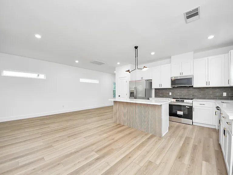 801 E 32nd 1/2 St #B — Photo 17