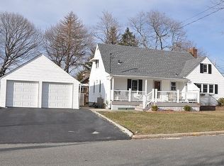 8 Carmans Rd, Farmingdale, NY 11735